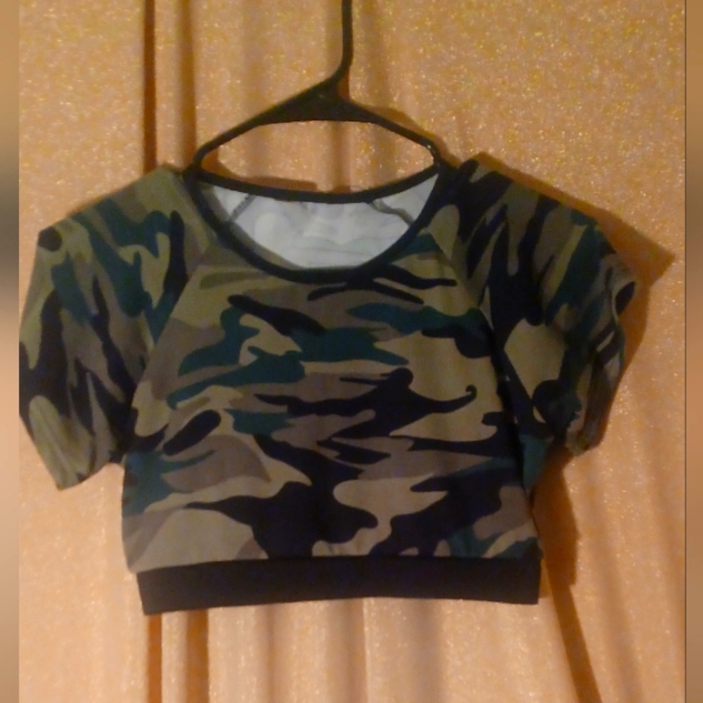 Nice petite junior's army fatigue crop top size large, runs small